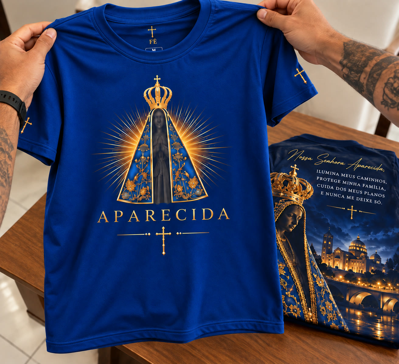 A camiseta de Nossa Senhora Aparecida segurada aberta por Marcos, mostrando a estampa da frente.