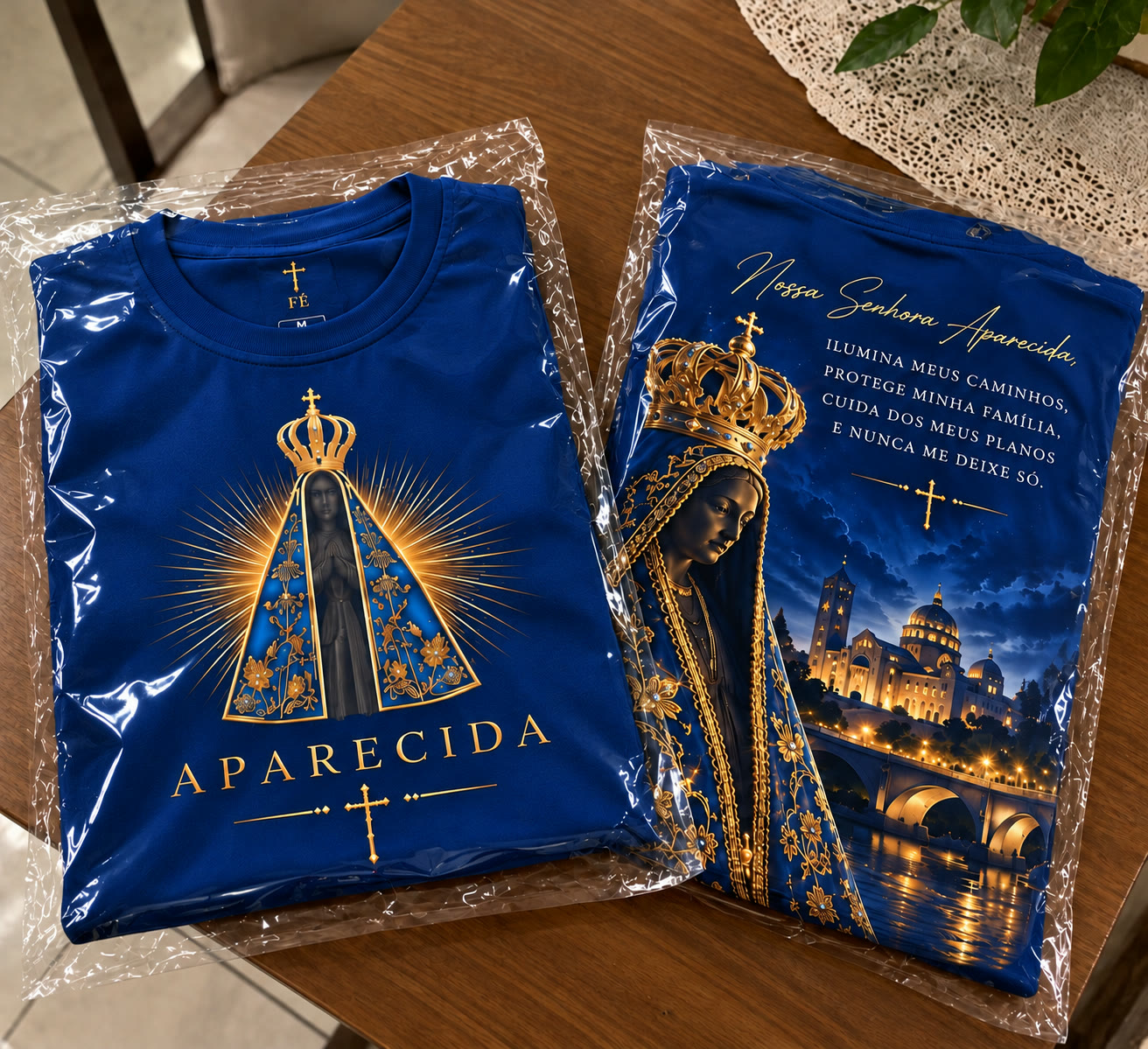As duas camisetas de Nossa Senhora Aparecida que Marcos recebeu, embaladas e lado a lado.